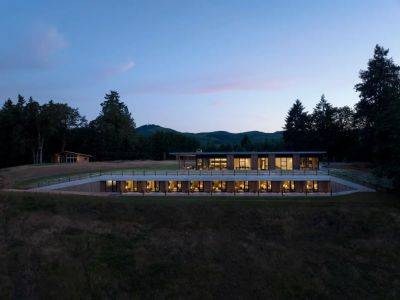 Inn The Ground: A Modern Willamette Valley B&B Built Into A Hillside - forbes.com - city Portland - state Oregon - county Valley - county Carlton