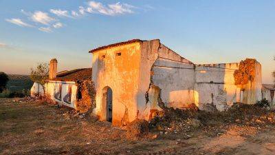 This US couple bought a rundown farmhouse in Portugal. Here’s what happened next - edition.cnn.com - Belgium - Italy - Portugal - Britain - Usa - city London - state Pennsylvania - city Lisbon - county Andrew