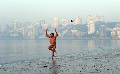 Take a dawn laughter yoga session in Mumbai, India - roughguides.com - Usa - India - city Mumbai, India