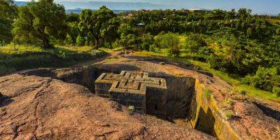 A 13th-century church that was carved from volcanic rock stands inside a deep pit in the earth — take a closer look - insider.com - New York - city Jerusalem - Ethiopia