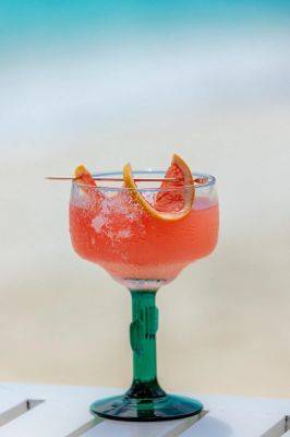 10 Simple Savvy Summer Vacation-Inspired Cocktails From Luxury Hotels And Resorts Around The World - forbes.com - state California - Belize - San Francisco - Maldives - Uae - Bermuda