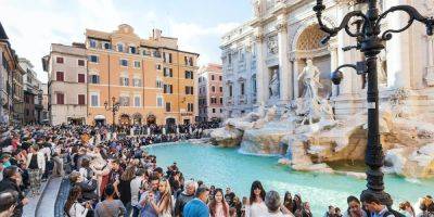 A bizarre video shows a tourist climbing into Rome's famed Trevi Fountain to fill up her water bottle - insider.com - Italy - city Rome