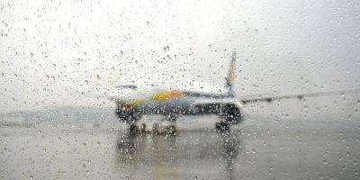 Delta is getting flak after a passenger posted a video of her seat and bag getting soaked by a torrent of rain pouring through an open plane door - insider.com - city Atlanta - city Minneapolis