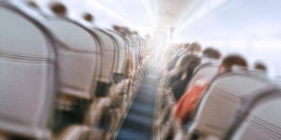 An off-duty pilot filmed himself staying calm during 'horrible turbulence' and showed how he flipped his water bottle upside down to check if he should be worried - insider.com - Australia - Usa