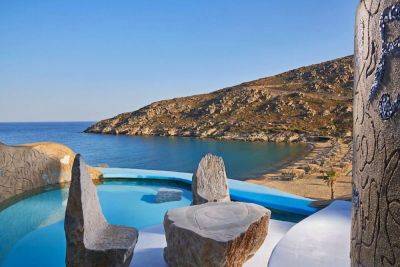 The 6 Most Sought-After Places To Stay in the Greek Islands - matadornetwork.com - Greece - city Santorini