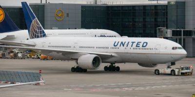 A passenger forced a United Airlines flight to return to the gate after trying to enter the cockpit and open the exit doors before takeoff - insider.com - Los Angeles - city Chicago