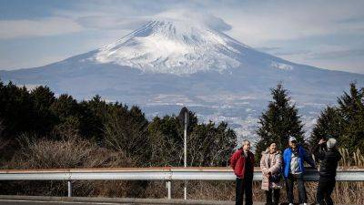 Overtourism: Japan's iconic Mount Fuji struggles with human traffic jams, rubbish and pollution - euronews.com - Australia - Japan - China