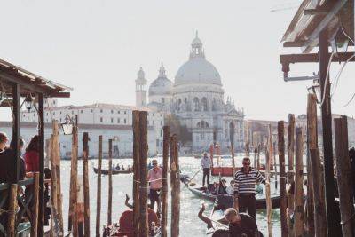Venice Combats Overtourism: Caps Tour Group Sizes - skift.com - Italy - city Venice