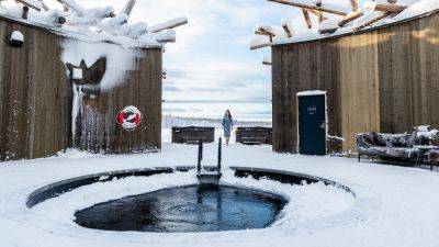 Hot sauna, cold plunge. Here’s where to try contrast bathing - nationalgeographic.com - county Hot Spring - Finland - Sweden - Japan - state Alaska - Turkey - county Lake - Russia - county Aurora