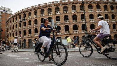 How to navigate Valencia by foot, bike, metro and more - lonelyplanet.com - Spain - city Old - county Valencia - city Green