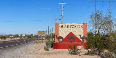 Step inside Quartzsite, Arizona, where snowbirds flock for warmer weather and a cheap place to park their RVs - insider.com - Mexico - state Arizona