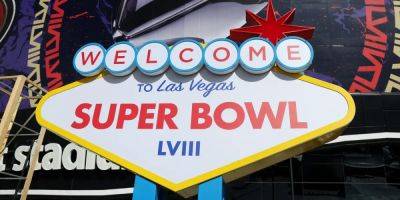 From million-dollar private boxes to carpooling on private jets, here's how billionaires are doing the Super Bowl - insider.com - city Las Vegas - state Florida - city Tampa, state Florida - city Sin