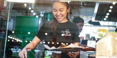 At 23, she landed a job at a 3-star Michelin restaurant. Less than 2 years later, she left to run a food stall in Singapore. - insider.com - Singapore - city Singapore