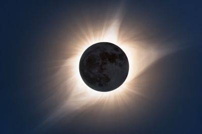 The Total Solar Eclipse Month Is Here — Along With a Spectacular Meteor Shower, a Planet Sighting, and More in April's Night Sky - travelandleisure.com - Mexico - Canada - state Maine - state Texas