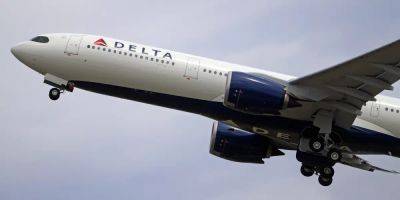 A passenger is suing Delta for $1 million, saying he broke a rib when he leaned on his armrest and it collapsed - insider.com - Usa - county San Diego