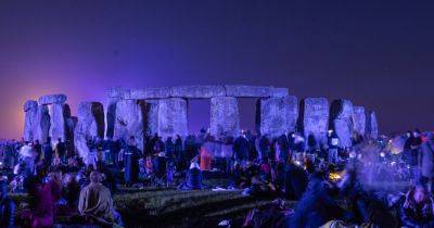 Curious Tourists and Modern-Day Druids: Marking the Solstice at Stonehenge - nytimes.com - Britain