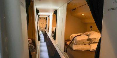 I went inside a hidden room where flight attendants sleep on long-haul flights. I was amazed by its small size and comfy beds. - insider.com - New Zealand - Usa