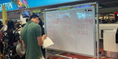 Some airports were forced to use whiteboards to handwrite flight information due to the global IT outage - insider.com - Ireland - Britain - Usa - Singapore - city Singapore