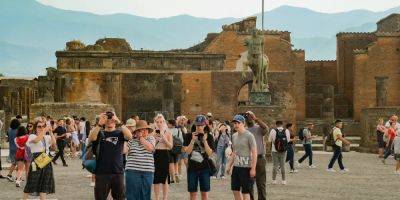 British tourist apologizes after carving initials into an ancient Pompeii home - insider.com - Germany - Italy - Australia - Britain - county Florence - Kazakhstan