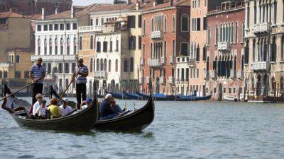 Venice limits tour groups to 25 people and bans megaphones in latest tourism crackdown - euronews.com - Italy - city Venice